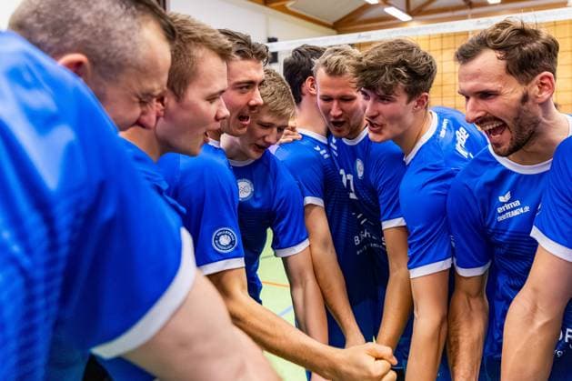 30 11 2024, GER, Volleyball, 2 BL Maenner Sued, Saison 2024 2025, Blue Volleys Gotha TV 1861 Rottenburg big cheers for the Blue Volleys Gotha team, the Blue Volleys Gotha win in 3 sets against TV 1861 Rottenburg 99867 Gotha Sporthalle Sportanlage Ernesti Thüringen Germany