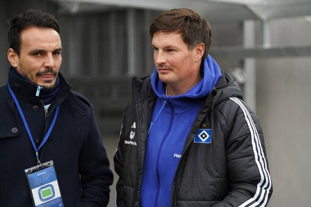 2 Bundesliga Karlsruher SC vs Hamburger SV Merlin Polzin Hamburger SV Interim coach Co coach on his way to the pre-match interview with Sky 2 Bundesliga Karlsruher SC vs Hamburger SV, BBBank Wildpark, Sunday 01 12 2024 Copyright: xBEAUTIFULxSPORTS Boscox