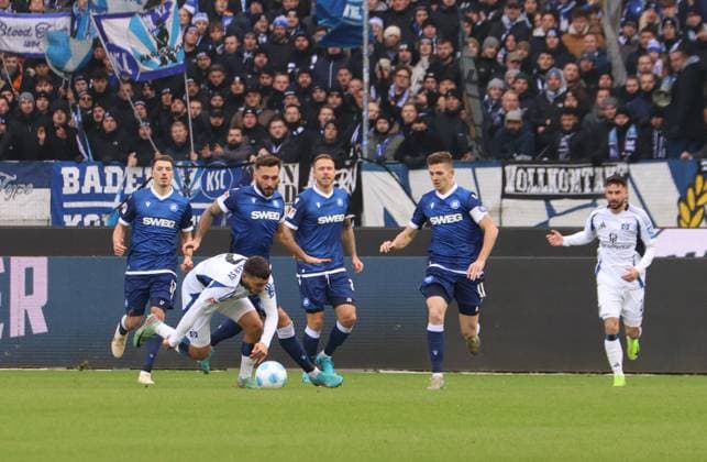 01 12 2024, xhettx, Soccer 2 Bundesliga, Karlsruher SC Hamburger SV emspor, v l Nicolai Rapp Karlsruhe SC, 17 , William Mikelbrencis Hamburger SV, 2 , Sebastian Jung Karlsruhe SC, 2 , Budu Zivzivadze Karlsruhe SC, 11 DFL DFB REGULATIONS PROHIBIT ANY USE OF PHOTOGRAPHS as IMAGE SEQUENCES and or QUASI VIDEO Karlsruhe