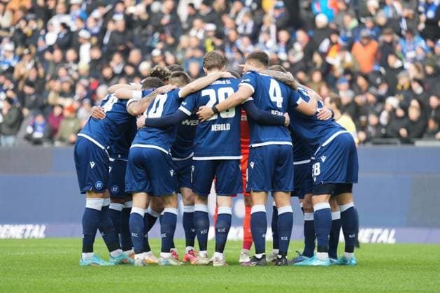2 Bundesliga Karlsruher SC vs Hamburger SV The team before kick-off in the team circle 2 Bundesliga Karlsruher SC vs Hamburger SV, BBBank Wildpark, Sunday 01 12 2024 Copyright: xBEAUTIFULxSPORTS Boscox
