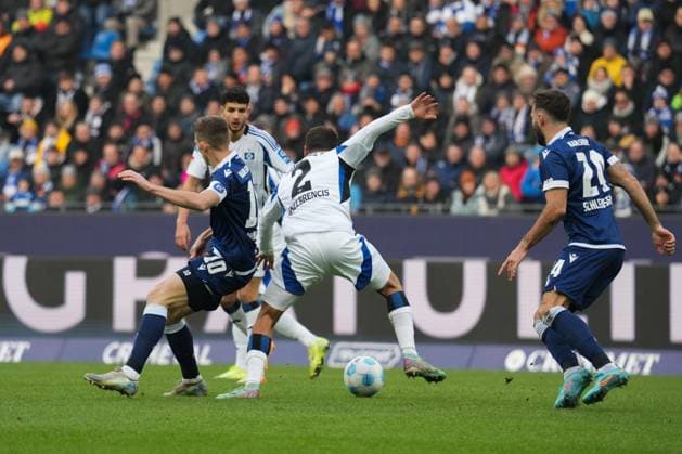2 Bundesliga Karlsruher SC vs Hamburger SV duel between Mikelbrencis William Hamburger SV 2 and Wanitzek Marvin Karlsruher SC 10 2 Bundesliga Karlsruher SC vs Hamburger SV, BBBank Wildpark, Sunday 01 12 2024 Copyright: xBEAUTIFULxSPORTS Boscox