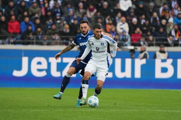 2 Bundesliga Karlsruher SC vs Hamburger SV duel between Mikelbrencis William Hamburger SV 2 and Schleusener Fabian Karlsruher SC 24 2 Bundesliga Karlsruher SC vs Hamburger SV, BBBank Wildpark, Sunday 01 12 2024 Copyright: xBEAUTIFULxSPORTS Boscox