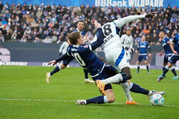 2 Bundesliga Karlsruher SC vs Hamburger SV duel in the Karlsruher penalty area between Herold David Karlsruher SC 20 and Jatta Bakery Hamburger SV 18 with clarification to corner kick 2 Bundesliga Karlsruher SC vs Hamburger SV, BBBank Wildpark, Sunday 01 12 2024 Copyright: xBEAUTIFULxSPORTS Boscox