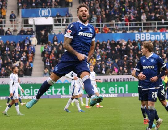 01 12 2024, xhettx, Soccer 2 Bundesliga, Karlsruher SC Hamburger SV emspor, v l Fabian Schleusener Karlsruhe SC, 24 Goalscorer to 1 David Herold Karlsruhe SC, 20 DFL DFB REGULATIONS PROHIBIT ANY USE OF PHOTOGRAPHS as IMAGE SEQUENCES and or QUASI VIDEO Karlsruhe