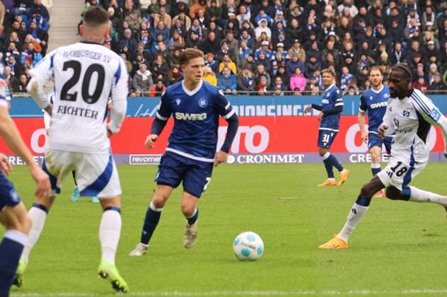 01 12 2024, xhettx, Soccer 2 Bundesliga, Karlsruher SC Hamburger SV emspor, v l Marco Richter Hamburger SV, 20 , Dženis Burnic Karlsruhe SC, 7 , Bakery Jatta Hamburger SV, 18 DFL DFB REGULATIONS PROHIBIT ANY USE OF PHOTOGRAPHS as IMAGE SEQUENCES and or QUASI VIDEO Karlsruhe