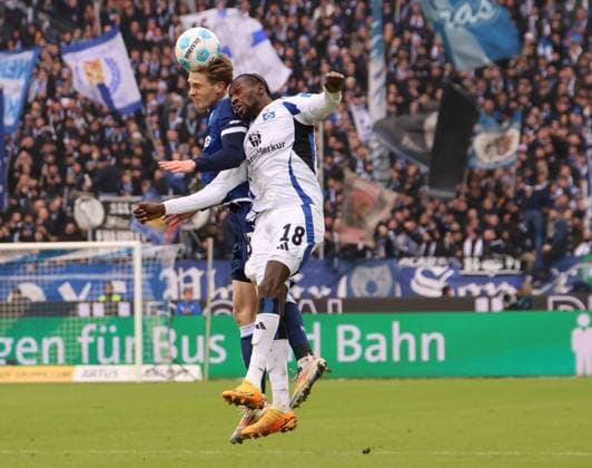 01 12 2024, xhettx, Soccer 2 Bundesliga, Karlsruher SC Hamburger SV emspor, v l David Herold Karlsruhe SC, 20 in duel with Bakery Jatta Hamburger SV, 18 DFL DFB REGULATIONS PROHIBIT ANY USE OF PHOTOGRAPHS as IMAGE SEQUENCES and or QUASI VIDEO Karlsruhe