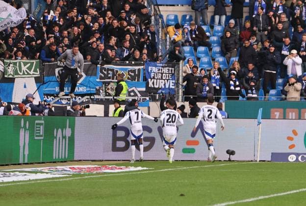 01 12 2024, xhettx, Soccer 2 Bundesliga, Karlsruher SC Hamburger SV emspor, v l Jean Luc DompÃ Hamburger SV, 7 , Marco Richter Hamburger SV, 20 , William Mikelbrencis Hamburger SV, 2 DFL DFB REGULATIONS PROHIBIT ANY USE OF PHOTOGRAPHS as IMAGE SEQUENCES and or QUASI VIDEO Karlsruhe