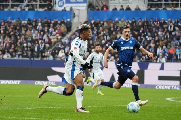 2 Bundesliga Karlsruher SC vs Hamburger SV Königsdörffer Ransford Yeboah Hamburger SV 11 in duel with Rapp Nicolai Karlsruher SC 17 2 Bundesliga Karlsruher SC vs Hamburger SV, BBBank Wildpark, Sunday 01 12 2024 Copyright: xBEAUTIFULxSPORTS Boscox