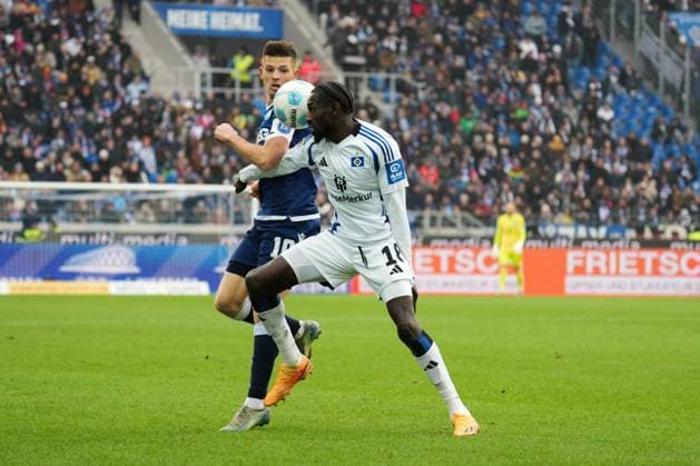 2 Bundesliga Karlsruher SC vs Hamburger SV Wanitzek Marvin Karlsruher SC 10 and Jatta Bakery Hamburger SV 18 in a duel for the ball 2 Bundesliga Karlsruher SC vs Hamburger SV, BBBank Wildpark, Sunday 01 12 2024 Copyright: xBEAUTIFULxSPORTS Boscox