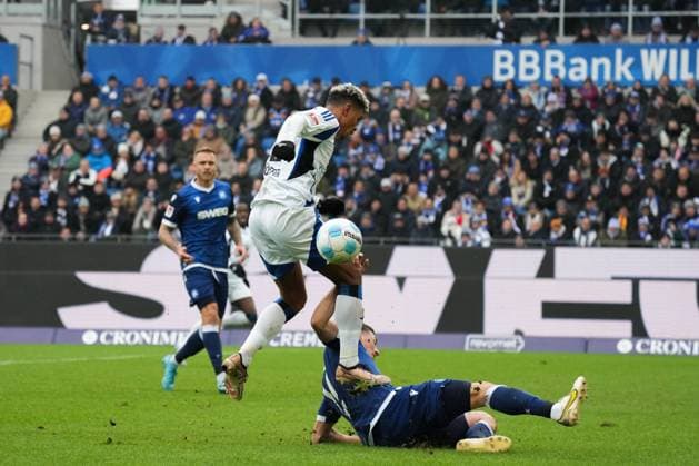 2 Bundesliga Karlsruher SC vs Hamburger SV Königsdörffer Ransford Yeboah Hamburger SV 11 in duel with Rapp Nicolai Karlsruher SC 17 2 Bundesliga Karlsruher SC vs Hamburger SV, BBBank Wildpark, Sunday 01 12 2024 Copyright: xBEAUTIFULxSPORTS Boscox
