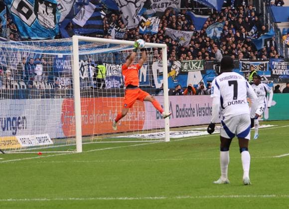 01 12 2024, xhettx, Fußball 2 Bundesliga, Karlsruher SC Hamburger SV emspor, v l Max Weiß Karlsruhe SC, 1 hält den Ball von Jean Luc DompÃ Hamburger SV, 7 DFL DFB REGULATIONS PROHIBIT ANY USE OF PHOTOGRAPHS as IMAGE SEQUENCES and or QUASI VIDEO Karlsruhe