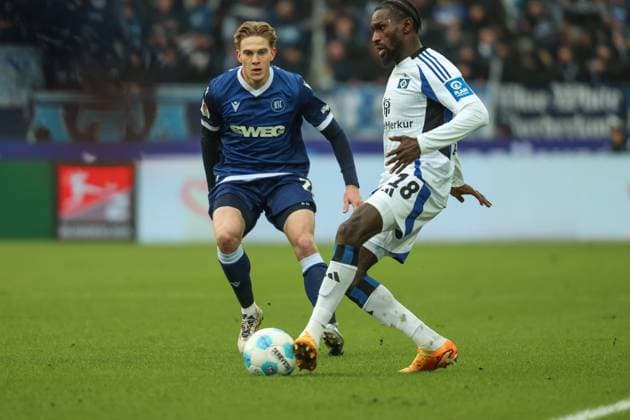 Bakery Jatta Hamburger SV, 18 vs David Herold Karlsruher SC, 20 , Karlsruher SC vs Hamburger SV, Football, 2 Bundesliga, Matchday 14, 2024 2025, 01 12 2024, DFL REGULATES PROHIBIT ANY USE OF PHOTOGRAPHS AS IMAGE SEQUENCES AND OR QUASI VIDEO, Karlsruher SC vs Hamburger SV, Football, 2 Bundesliga, Matchday 14, 2024 2025, 01 12 2024 Karlsruhe Copyright: xEibner-Pressefoto JanxPrihodax EP_JPA