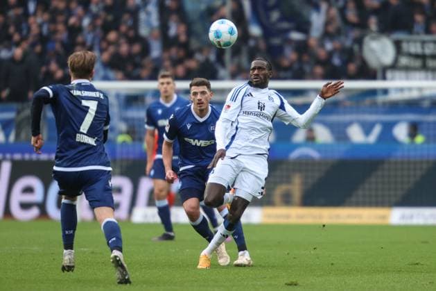 Bakery Jatta Hamburger SV, 18 in duel against Nicolai Rapp Karlsruher SC, 17 , Karlsruher SC vs Hamburger SV, Football, 2 Bundesliga, Matchday 14, 2024 2025, 01 12 2024, DFL REGULATES PROHIBIT ANY USE OF PHOTOGRAPHS AS IMAGE SEQUENCES AND OR QUASI VIDEO, Karlsruher SC vs Hamburger SV, Football, 2 Bundesliga, Matchday 14, 2024 2025, 01 12 2024 Karlsruhe Copyright: xEibner-Pressefoto JanxPrihodax EP_JPA