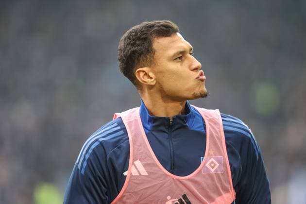 Davie Selke Hamburger SV, 27 in exchange with KSC fans , Karlsruher SC vs Hamburger SV, Soccer, 2 Bundesliga, Matchday 14, 2024 2025, 01 12 2024, DFL REGULATES PROHIBIT ANY USE OF PHOTOGRAPHS AS IMAGE SEQUENCES AND OR QUASI VIDEO, Karlsruher SC vs Hamburger SV, Soccer, 2 Bundesliga, Matchday 14, 2024 2025, 01 12 2024 Karlsruhe Copyright: xEibner-Pressefoto JanxPrihodax EP_JPA