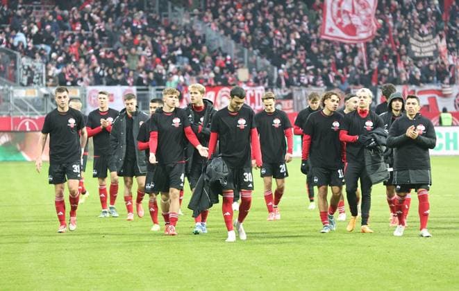 01 12 2024 Soccer Season 2024 2025 2 Soccer Bundesliga 14 Matchday 1 FC Nürnberg FCN Club Fortuna Düsseldorf 1895 F95 Sportfoto Zink DaMa xdaxmax DFL regulations prohibit any use of photographs as image sequences and or quasi video only for editorial use Mannschaft Team of FCN disappointed Disappointment after the end of the match Mannschaft Team wears T Shirt of Nordkurve Nürnberg in memory of a deceased Clubfan Clubfans FCN Fans Fans