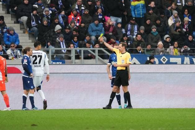 2 Bundesliga Karlsruher SC vs Hamburger SV Yellow card from Sascha Stegemann Referee to Selke Davie Hamburger SV 27 2 Bundesliga Karlsruher SC vs Hamburger SV, BBBank Wildpark, Sunday 01 12 2024 Copyright: xBEAUTIFULxSPORTS Boscox