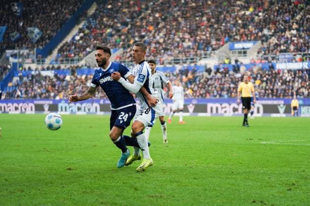 2 Bundesliga Karlsruher SC vs Hamburger SV duel between Schleusener Fabian Karlsruher SC 24 and Muheim Miro Hamburger SV 28 2 Bundesliga Karlsruher SC vs Hamburger SV, BBBank Wildpark, Sunday 01 12 2024 Copyright: xBEAUTIFULxSPORTS Boscox