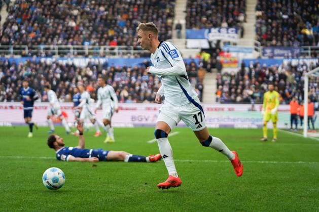 2 Bundesliga Karlsruher SC vs Hamburger SV Karabec Adam Hamburger SV 17 who won the ball back in his own penalty area 2 Bundesliga Karlsruher SC vs Hamburger SV, BBBank Wildpark, Sunday 01 12 2024 Copyright: xBEAUTIFULxSPORTS Boscox