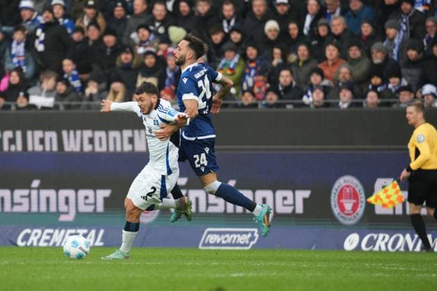 2 Bundesliga Karlsruher SC vs Hamburger SV duel between Mikelbrencis William Hamburger SV 2 and Schleusener Fabian Karlsruher SC 24 2 Bundesliga Karlsruher SC vs Hamburger SV, BBBank Wildpark, Sunday 01 12 2024 Copyright: xBEAUTIFULxSPORTS Boscox
