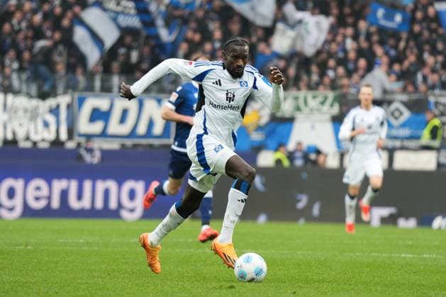 2 Bundesliga Karlsruher SC vs Hamburger SV Jatta Bakery Hamburger SV 18 on the ball in the direction of the KSC penalty area 2 Bundesliga Karlsruher SC vs Hamburger SV, BBBank Wildpark, Sunday 01 12 2024 Copyright: xBEAUTIFULxSPORTS Boscox