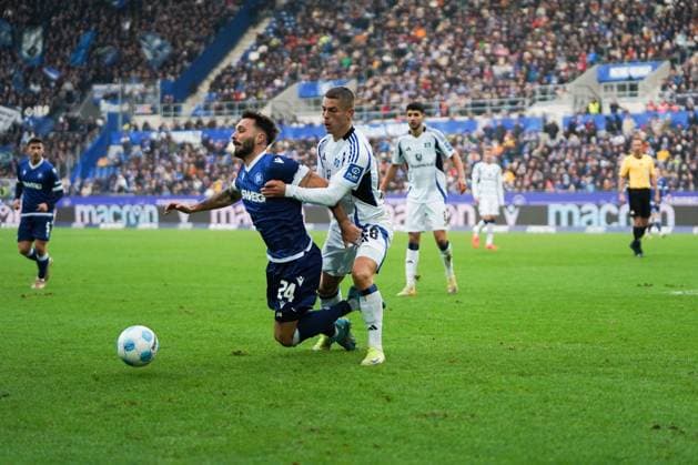 2 Bundesliga Karlsruher SC vs Hamburger SV duel between Schleusener Fabian Karlsruher SC 24 and Muheim Miro Hamburger SV 28 2 Bundesliga Karlsruher SC vs Hamburger SV, BBBank Wildpark, Sunday 01 12 2024 Copyright: xBEAUTIFULxSPORTS Boscox