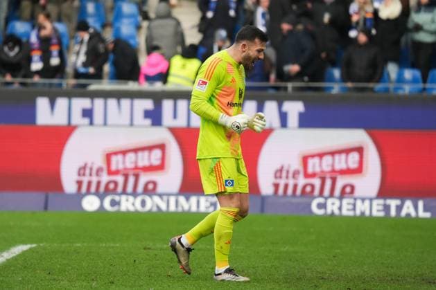 2 Bundesliga Karlsruher SC vs Hamburger SV Heuer Fernandes Daniel Hamburger SV 1 after the final whistle happy about the victory 2 Bundesliga Karlsruher SC vs Hamburger SV, BBBank Wildpark, Sunday 01 12 2024 Copyright: xBEAUTIFULxSPORTS Boscox