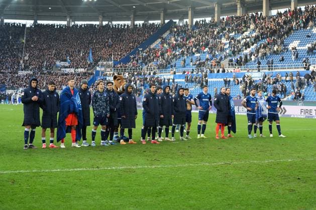 2 Bundesliga Karlsruher SC vs Hamburger SV The KSC team thanking their fans after the match 2 Bundesliga Karlsruher SC vs Hamburger SV, BBBank Wildpark, Sunday 01 12 2024 Copyright: xBEAUTIFULxSPORTS Boscox