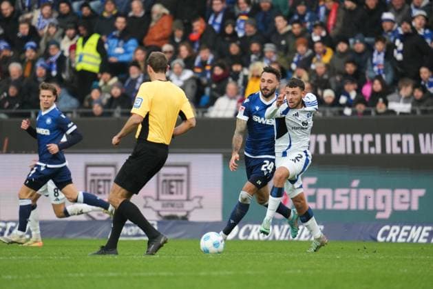 2 Bundesliga Karlsruher SC vs Hamburger SV duel between Mikelbrencis William Hamburger SV 2 and Schleusener Fabian Karlsruher SC 24 2 Bundesliga Karlsruher SC vs Hamburger SV, BBBank Wildpark, Sunday 01 12 2024 Copyright: xBEAUTIFULxSPORTS Boscox