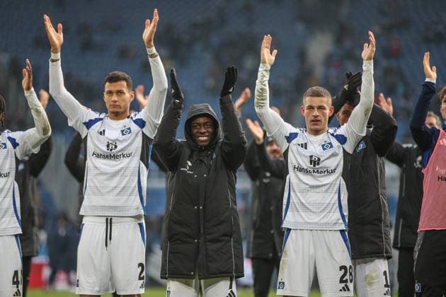 Among the fans Davie Selke Hamburger SV, 27 Jean Luc Dompe Hamburger SV, 7 Miro Muheim Hamburger SV, 28 , Karlsruher SC vs Hamburger SV, Football, 2 Bundesliga, Matchday 14, 2024 2025, 01 12 2024, DFL REGULATES PROHIBIT ANY USE OF PHOTOGRAPHS AS IMAGE SEQUENCES AND OR QUASI VIDEO, Karlsruher SC vs Hamburger SV, Football, 2 Bundesliga, Matchday 14, 2024 2025, 01 12 2024 Karlsruhe Copyright: xEibner-Pressefoto JanxPrihodax EP_JPA