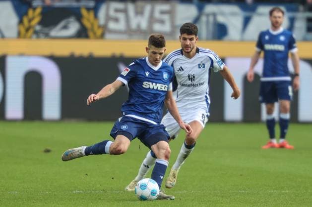 Marvin Wanitzek Karlsruher SC, 10 vs Daniel Elfadli Hamburger SV, 8 , Karlsruher SC vs Hamburger SV, Football, 2 Bundesliga, Matchday 14, 2024 2025, 01 12 2024, DFL REGULATES PROHIBIT ANY USE OF PHOTOGRAPHS AS IMAGE SEQUENCES AND OR QUASI VIDEO, Karlsruher SC vs Hamburger SV, Football, 2 Bundesliga, Matchday 14, 2024 2025, 01 12 2024 Karlsruhe Copyright: xEibner-Pressefoto JanxPrihodax EP_JPA