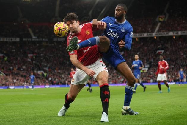 Bilder des Jahres 2024, Sport 12 Dezember Sport Themen der Woche KW48 Sport Bilder des Tages Harry Maguire of Manchester United, ManU and Beto of Everton Manchester United v Everton, Premier League, Football, Old Trafford, Manchester, UK - 01 Dec 2024 EDITORIAL USE ONLY No use with unauthorised audio, video, data, fixture lists, club league logos or live services. Online in-match use limited to 120 images, no video emulation. No use in betting, games or single club league player publications.  Copyright: xPaulxCurrie Shutterstockx 14953402bo