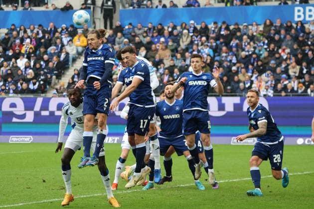 01 12 2024, Football, Men, 2 Bundesliga, Season 2024 2025, Karlsruher SC Hamburger SV, Sebastian Jung Karlsruher SC , Nicolai Rapp Karlsruher SC , Marcel Franke Karlsruher SC , Bakery Jatta Hamburger SV Karlsruhe BBBank Wildpark Baden Württemberg Germany EN Copyright: xSebastianxBachx