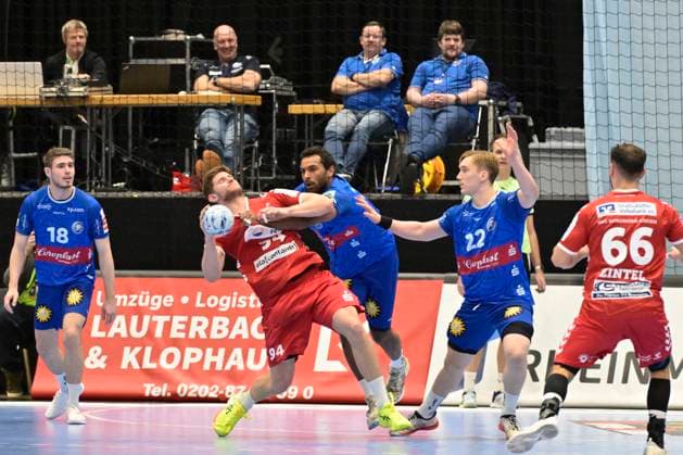 GER, 2 HBL, BHC06, BHC06 vs HSG Nordhorn Lingen 01 12 2024, Düsseldorf, Mitsubishi Electric HALLE, GER, 2 HBL, BHC06 vs HSG Nordhorn Lingen 2 HBL regulations prohibit any use of photographs as image sequences and or quasi video in the picture Georg Pöhle HSG Nordhorn Lingen 94 vs Djibril MBengue Bergischer HC 11 NordphotoxGmbHx xFreund nph00018