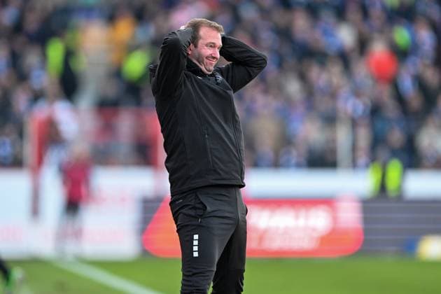 3 Liga VfL Osnabrück Alemannia Aachen on 01 12 2024 at Bremer Brücke in Osnabrück Coach Pit Reimers Osnabrueck dissatisfied, disappointed, disappointed, dejected MT
