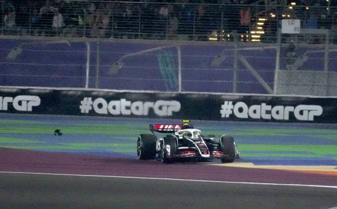 01 12 2024, Losail International Circuit, Doha, Formula 1 Qatar Airways Qatar Grand Prix 2024 ,in the picture After a collision Nico Hülkenberg DEU , MoneyGram Haas F1 Team has to return to the pits with a defective tire Photo by Hasan Bratic DeFodi Images Defodi 506 20241201 hbr 0408 Defodi-506