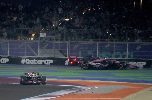 01 12 2024, Losail International Circuit, Doha, Formula 1 Qatar Airways Qatar Grand Prix 2024 ,in the picture After a collision Nico Hülkenberg DEU , MoneyGram Haas F1 Team has to return to the pits with a defective tire Photo by Hasan Bratic DeFodi Images Defodi 506 20241201 hbr 0413 Defodi-506
