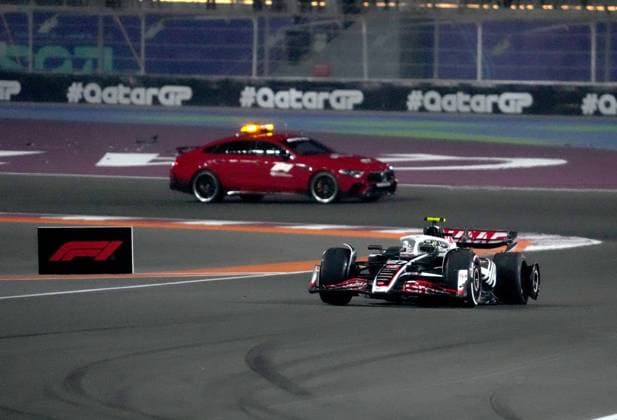 01 12 2024, Losail International Circuit, Doha, Formula 1 Qatar Airways Qatar Grand Prix 2024 ,in the picture After a collision Nico Hülkenberg DEU , MoneyGram Haas F1 Team has to return to the pits with a defective tire Photo by Hasan Bratic DeFodi Images Defodi 506 20241201 hbr 0432 Defodi-506