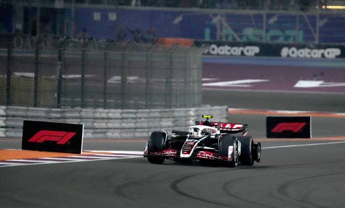 01 12 2024, Losail International Circuit, Doha, Formula 1 Qatar Airways Qatar Grand Prix 2024 ,in the picture After a collision Nico Hülkenberg DEU , MoneyGram Haas F1 Team has to return to the pits with a defective tire Photo by Hasan Bratic DeFodi Images Defodi 506 20241201 hbr 0437 Defodi-506