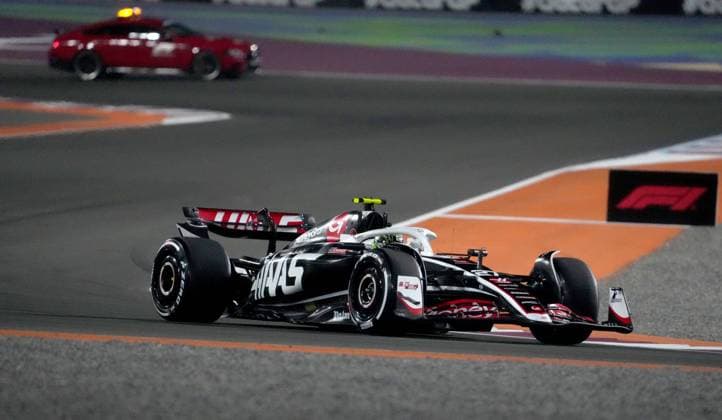 01 12 2024, Losail International Circuit, Doha, Formula 1 Qatar Airways Qatar Grand Prix 2024 ,in the picture After a collision Nico Hülkenberg DEU , MoneyGram Haas F1 Team has to return to the pits with a defective tire Photo by Hasan Bratic DeFodi Images Defodi 506 20241201 hbr 0443 Defodi-506