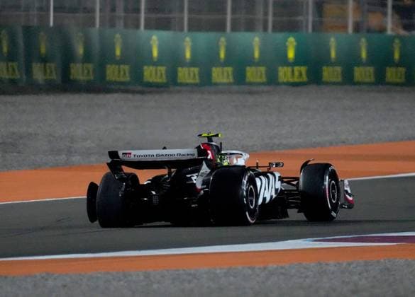 01 12 2024, Losail International Circuit, Doha, Formula 1 Qatar Airways Qatar Grand Prix 2024 ,in the picture After a collision Nico Hülkenberg DEU , MoneyGram Haas F1 Team has to return to the pits with a defective tire Photo by Hasan Bratic DeFodi Images Defodi 506 20241201 hbr 0459 Defodi-506