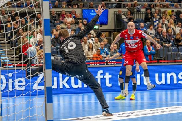 01 12 2024, xkkux, Handball, 2 BL, Bergischer HC HSG Nordhorn Lingen, Düsseldorf, PSD Bank Dome, 2 Bundesliga, Season 2024 2025 xxxxxxxxxxxxxxx throws on the goal of goalkeeper Lukas Diedrich BHC 16 NRW Germany