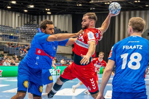 01 12 2024, xkkux, Handball, 2 BL, Bergischer HC HSG Nordhorn Lingen, Düsseldorf, PSD Bank Dome, 2 Bundesliga, Season 2024 2025 Djibril M Bengue BHC 11 defends against Björn Zintel 66 HSG Nordhorn Lingen NRW Germany