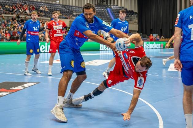 01 12 2024, xkkux, Handball, 2 BL, Bergischer HC HSG Nordhorn Lingen, Düsseldorf, PSD Bank Dome, 2 Bundesliga, Season 2024 2025 Djibril M Bengue BHC 11 defends against Björn Zintel 66 HSG Nordhorn Lingen NRW Germany