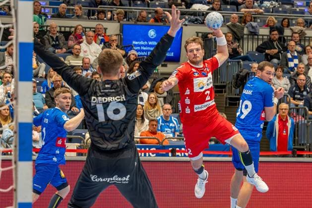 01 12 2024, xkkux, Handball, 2 BL, Bergischer HC HSG Nordhorn Lingen, Düsseldorf, PSD Bank Dome, 2 Bundesliga, Season 2024 2025 Goalkeeper Lukas Diedrich BHC 16 defends against Frieder Bandlow 2 HSG Nordhorn Lingen NRW Germany