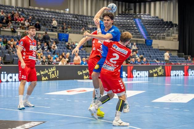 01 12 2024, xkkux, Handball, 2 BL, Bergischer HC HSG Nordhorn Lingen, Düsseldorf, PSD Bank Dome, 2 Bundesliga, Season 2024 2025 Eloy Morante Maldonado BHC 33 vs Frieder Bandlow 2 HSG Nordhorn Lingen NRW Germany