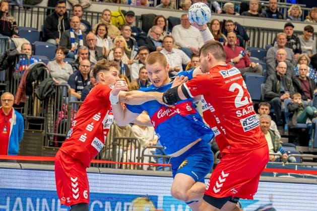 01 12 2024, xkkux, Handball, 2 BL, Bergischer HC HSG Nordhorn Lingen, Düsseldorf, PSD Bank Dome, 2 Bundesliga, Season 2024 2025 Johannes Wasielewski BHC 77 asserts himself NRW Germany