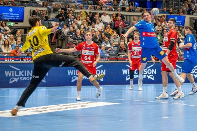 01 12 2024, xkkux, Handball, 2 BL, Bergischer HC HSG Nordhorn Lingen, Düsseldorf, PSD Bank Dome, 2 Bundesliga, Season 2024 2025 Ivan Budalic HSG Nordhorn Lingen, 80 against Elias Scholtes BHC 4 NRW Germany
