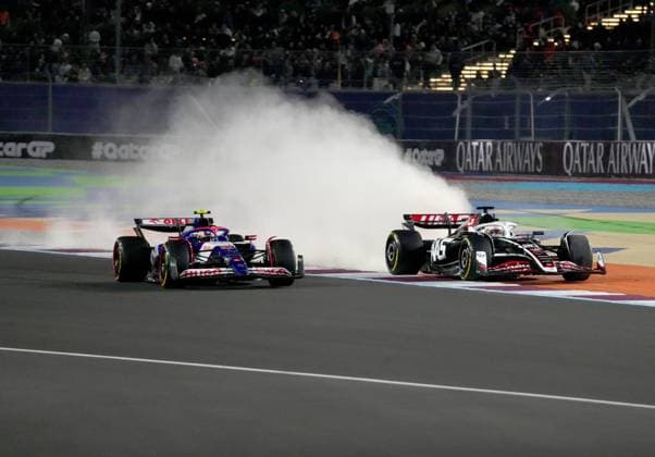 Sport Themen der Woche KW48 Sport Bilder des Tages 01.12.2024, Losail International Circuit, Doha, Formula 1 Qatar Airways Qatar Grand Prix 2024 ,im Bild Kevin Magnussen (DNK), MoneyGram Haas F1 Team wird von Yuki Tsunoda (JPN), Visa Cash App RB Formula One Team von der Strecke geschoben. (Photo by Hasan Bratic DeFodi Images) Defodi-506_20241201_hbr_1112 *** 01 12 2024, Losail International Circuit, Doha, Formula 1 Qatar Airways Qatar Grand Prix 2024 ,in the picture Kevin Magnussen DNK , MoneyGram Haas F1 Team is pushed off the track by Yuki Tsunoda JPN , Visa Cash App RB Formula One Team Photo by Hasan Bratic DeFodi Images Defodi 506 20241201 hbr 1112 Defodi-506