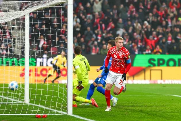 Sport Themen der Woche KW48 Sport Bilder des Tages 1. Fußball Bundesliga, 1. FSV Mainz 05 - TSG 1899 Hoffenheim, Mainz, 01.12.2024 Jonathan Burkardt (1. FSV Mainz 05 29) hat gerade das 1:0 erzielt; Tor; Torjubel; Partie vom 12. Spieltag der 1. Fußball Bundesliga zwischen 1. FSV Mainz 05 und TSG Hoffenheim in der MEWA Arena in Mainz am 01.12.2024 DFL DFB regulations prohibit any use of photographs as image sequences and or quasi-video. *** 1 Soccer Bundesliga, 1 FSV Mainz 05 TSG 1899 Hoffenheim, Mainz, 01 12 2024 Jonathan Burkardt 1 FSV Mainz 05 29 has just scored the 1 0 goal Goal celebration match from matchday 12 of the 1 Soccer Bundesliga between 1 FSV Mainz 05 and TSG Hoffenheim at the MEWA Arena in Mainz on 01 12 2024 DFL DFB regulations prohibit any use of photographs as image sequences and or quasi video Copyright: xBEAUTIFULxSPORTS Hahnex