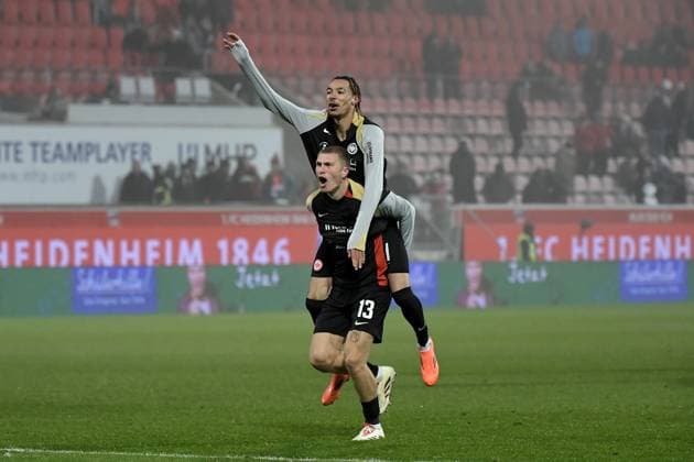 Sport Themen der Woche KW48 Sport Bilder des Tages 01.12.2024, xemx, Fussball 1.Bundesliga, 1.FC Heidenheim - Eintracht Frankfurt emspor, v.l. Jubel, Freude über den Sieg bei Rasmus Kristensen (Eintracht Frankfurt) Hugo Ekitike (Eintracht Frankfurt) (DFL DFB REGULATIONS PROHIBIT ANY USE OF PHOTOGRAPHS as IMAGE SEQUENCES and or QUASI-VIDEO) Heidenheim *** 01 12 2024, xemx, Fussball 1 Bundesliga, 1 FC Heidenheim Eintracht Frankfurt emspor, v l jubilation, joy over the victory at Rasmus Kristensen Eintracht Frankfurt Hugo Ekitike Eintracht Frankfurt DFL DFB REGULATIONS PROHIBIT ANY USE OF PHOTOGRAPHS as IMAGE SEQUENCES and or QUASI VIDEO Heidenheim